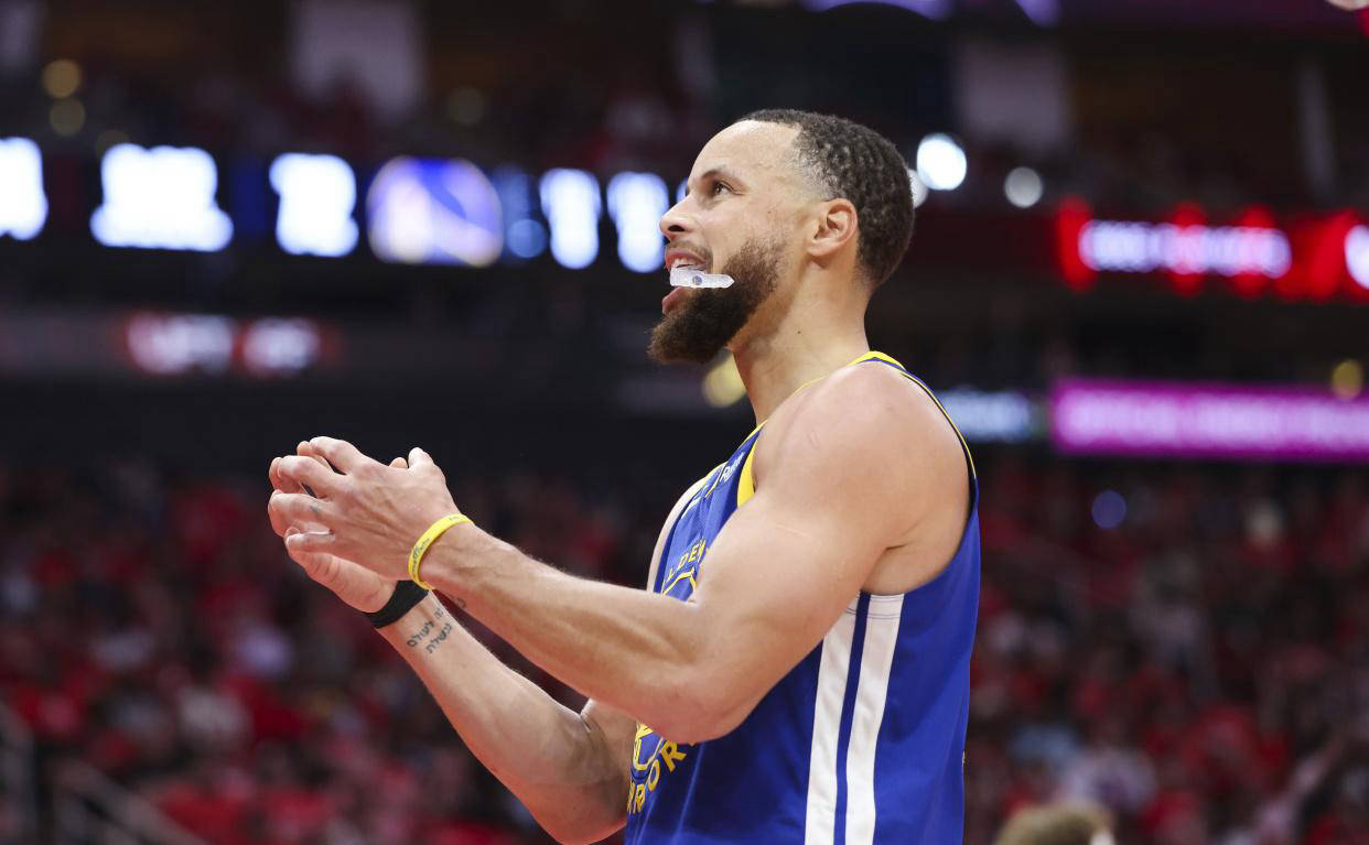 库里重返赛场，夺冠首场状态出色，曼联观众沸腾！